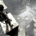 Un personnage solitaire sur un bâtiment en hauteur, observant une ville dévastée en contrebas, évoquant la survie et la réflexion dans un contexte post-apocalyptique.