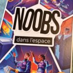 Jeu vidéo Noob dans l'espace avec personnages en combinaison spatiale, illustration colorée et dynamique, mettant en scène des jeunes aventuriers dans un univers spatial futuriste.