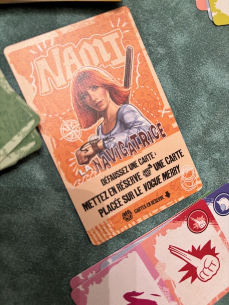 Carte de navigation Nami pour le jeu de société One Piece, illustrant la célèbre navigatrice avec un bâton, idéale pour les fans d'anime et de jeux de cartes.