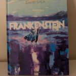 Illustration de couverture du roman graphique Frankenstein de David Sala, inspiré par Mary Shelley, avec un paysage onirique et un personnage mystérieux en costume coloré.