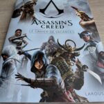 Cahier de vacances Assassin’s Creed avec personnages emblématiques du jeu vidéo, idéal pour les fans et les enfants. Parfait pour apprendre tout en s’amusant avec des activités inspirées de l’univers.