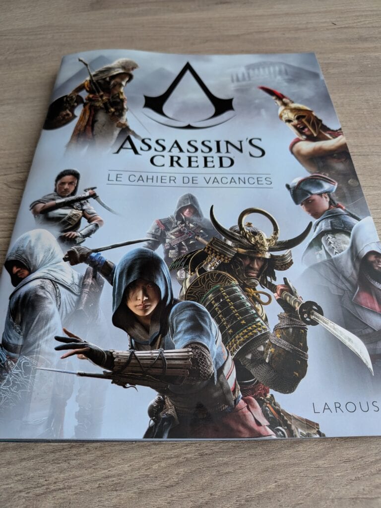 Cahier de vacances Assassin’s Creed avec personnages emblématiques du jeu vidéo, idéal pour les fans et les enfants. Parfait pour apprendre tout en s’amusant avec des activités inspirées de l’univers.