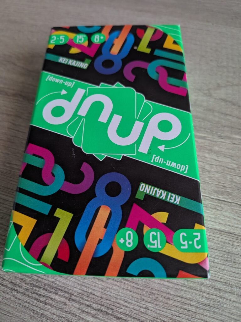 Jeu de société Dnup pour 2 à 5 joueurs, idéal pour toute la famille, avec des règles simples et un design coloré.