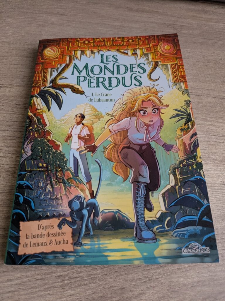 Une couverture de bande dessinée illustrée représentant une jeune fille avec des cheveux longs et bouclés, explorant une jungle mystérieuse avec un crâne ancien et des statues en pierre, évoquant l'av.