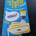 Jeu de société Time's Up! Express pour deviner des mots et des expressions rapidement, avec des thèmes comme Piñata et Lama, idéal pour animer vos soirées entre amis.