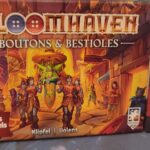 Jeu de société Gloomhaven avec boutons et figurines de bestioles, illustrant l'univers fantastique et stratégique du jeu.