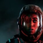 Casque de jeu futuriste avec femme gamer immersive.