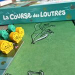 Jeu de société La Course des Loutres, idéal pour enfants, avec pions colorés et plateau de jeu amusant, parfait pour jouer en famille ou entre amis.