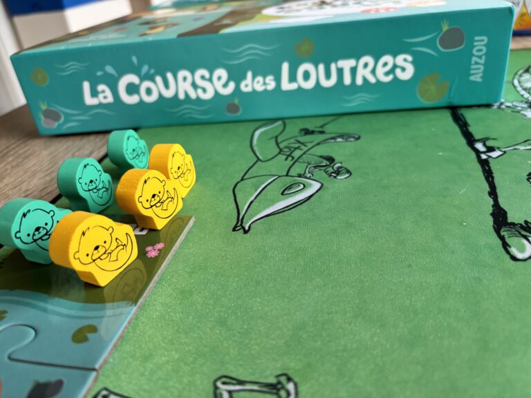 Jeu de société La Course des Loutres, idéal pour enfants, avec pions colorés et plateau de jeu amusant, parfait pour jouer en famille ou entre amis.
