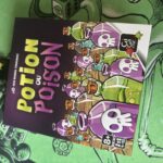Jeu de société Potion ou Poison avec bouteilles colorées et crânes, idéal pour enfants à partir de 8 ans, favorise la réflexion et le divertissement en famille.