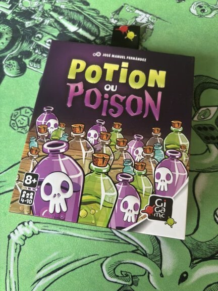 Jeu de société Potion ou Poison avec bouteilles colorées et crânes, idéal pour enfants à partir de 8 ans, favorise la réflexion et le divertissement en famille.