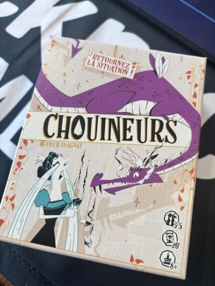 Jeu de société Chouineurs avec illustration de dragons et personnages fantastiques, parfait pour les amateurs de jeux de stratégie et d'aventure.