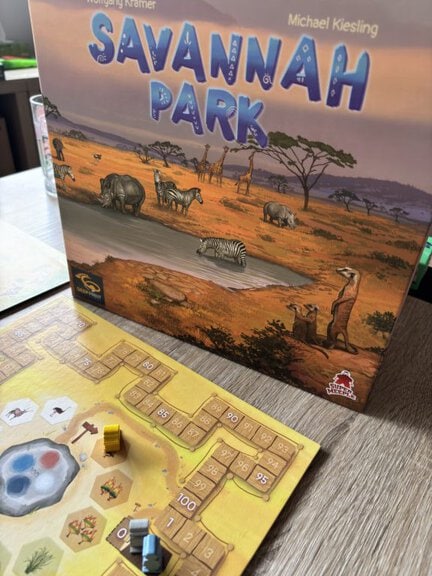 Jeu de société Savannah Park, mettant en scène la savane africaine avec des animaux sauvages, idéal pour toute la famille.