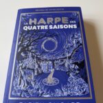 Harpes des Quatre Saisons, livre de Fabien Olicard, illustrant les changements saisonniers à travers une œuvre artistique.