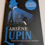 Enquête sur Arsène Lupin, le célèbre gentleman cambrioleur, illustrée par une silhouette de détective et la Tour Eiffel, évoquant mystère et intrigue.