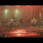 Soldats et robots en action dans un environnement de jeu vidéo cybernétique.