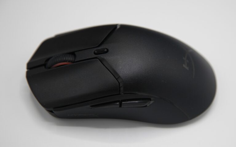 Petite souris gaming HyperX Pulsefire Haste 2 Mini, conçue pour la performance et la sobriété, idéale pour les joueurs recherchant précision et confort.