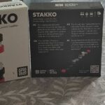 Accessoires de jeu Stakko pour consoles, boîte de manettes et accessoires gaming, parfait pour les amateurs de jeux vidéo, design moderne, emballage noir et blanc.