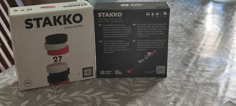 Accessoires de jeu Stakko pour consoles, boîte de manettes et accessoires gaming, parfait pour les amateurs de jeux vidéo, design moderne, emballage noir et blanc.