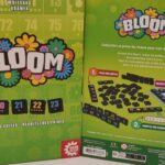 Jeu de société Bloom, un jeu de stratégie et de chance pour toute la famille, avec cartes, plateau coloré et pièces pour créer des suites florales et gagner des points.