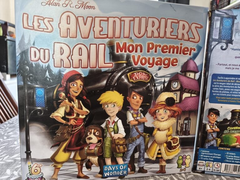 Couverture du jeu de société Les Aventuriers du Rail : Mon premier voyage avec des personnages animés et un train en arrière-plan.