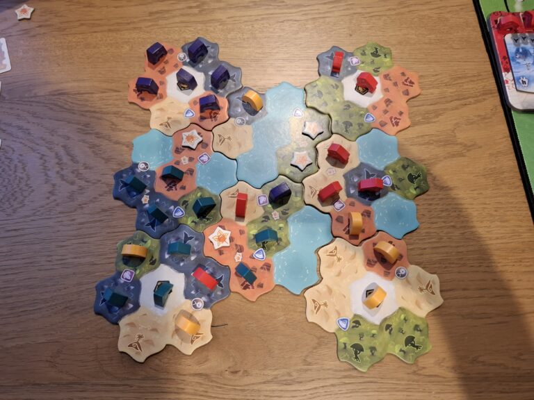 Jeu de société Les Colons de Catane avec tuiles colorées et pions sur une table en bois pour une partie stratégique.