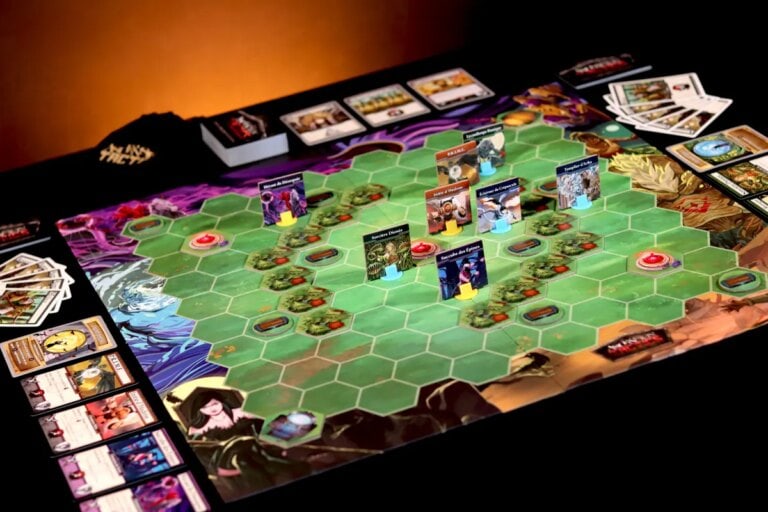 Jeu de société stratégique avec des figurines et cartes sur un plateau hexagonal coloré, idéal pour les amateurs de jeux de société et de divertissement en famille.