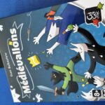 Jeu de société Médiévallons avec personnages médiévaux stylisés et éléments graphiques colorés, idéal pour les amateurs de jeux de stratégie et d'aventure.