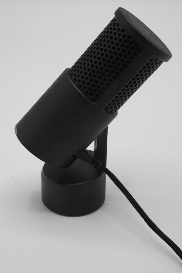 Microphone HyperX SoloCast 2 noir avec support inclinable, idéal pour streaming et enregistrement audio.
