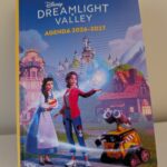 Agenda Disney Dreamlight Valley 2026-2027 avec personnages emblématiques et château magique, parfait pour les fans de jeux vidéo et de Disney.