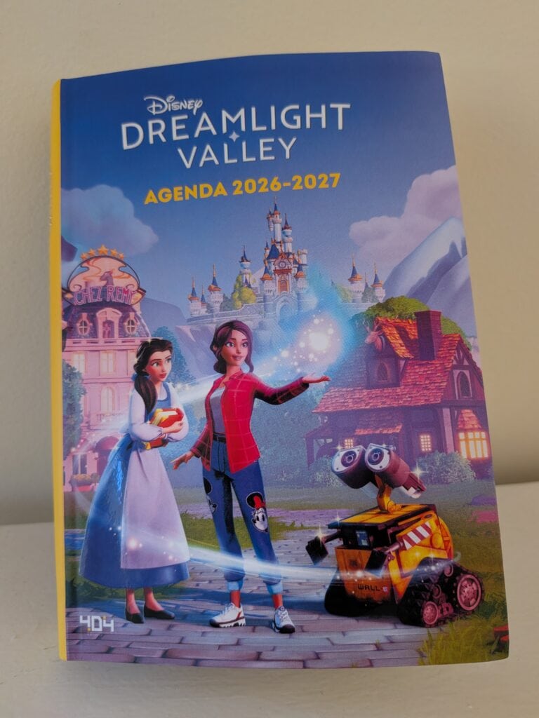 Agenda Disney Dreamlight Valley 2026-2027 avec personnages emblématiques et château magique, parfait pour les fans de jeux vidéo et de Disney.