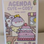 Agenda mignonne et cosy 2026-2027 avec illustrations kawaii, parfait pour organiser votre année avec style et douceur.