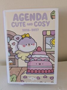 Agenda mignonne et cosy 2026-2027 avec illustrations kawaii, parfait pour organiser votre année avec style et douceur.