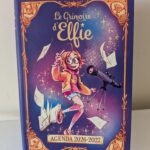 Cahier de l'agenda 2026-2027 avec illustration d'une jeune fille avec un télescope, style magique et fantastique, parfait pour organiser votre année scolaire ou personnelle.