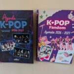 Cahier agenda K-POP avec design coloré, featuring groupes de K-POP, accessoires et éléments liés à la musique pour fans.
