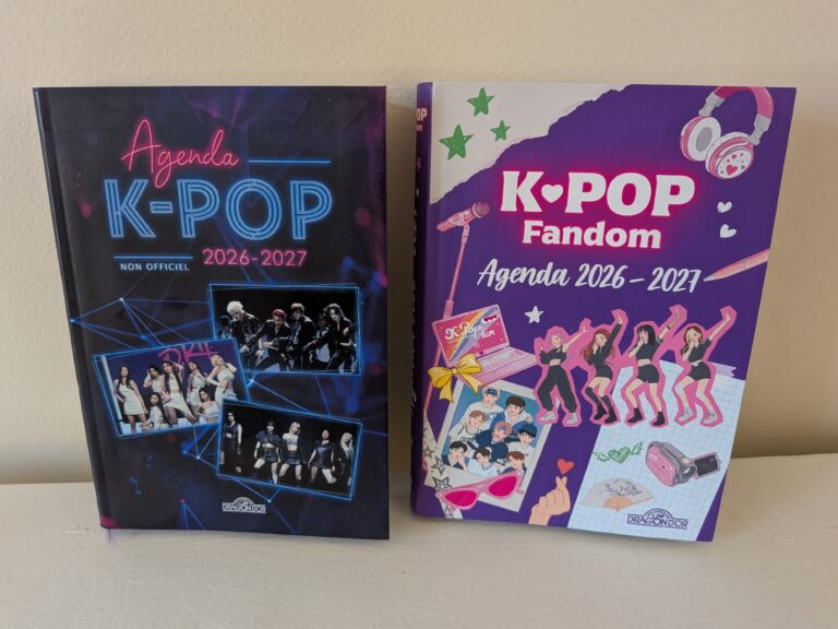Cahier agenda K-POP avec design coloré, featuring groupes de K-POP, accessoires et éléments liés à la musique pour fans.