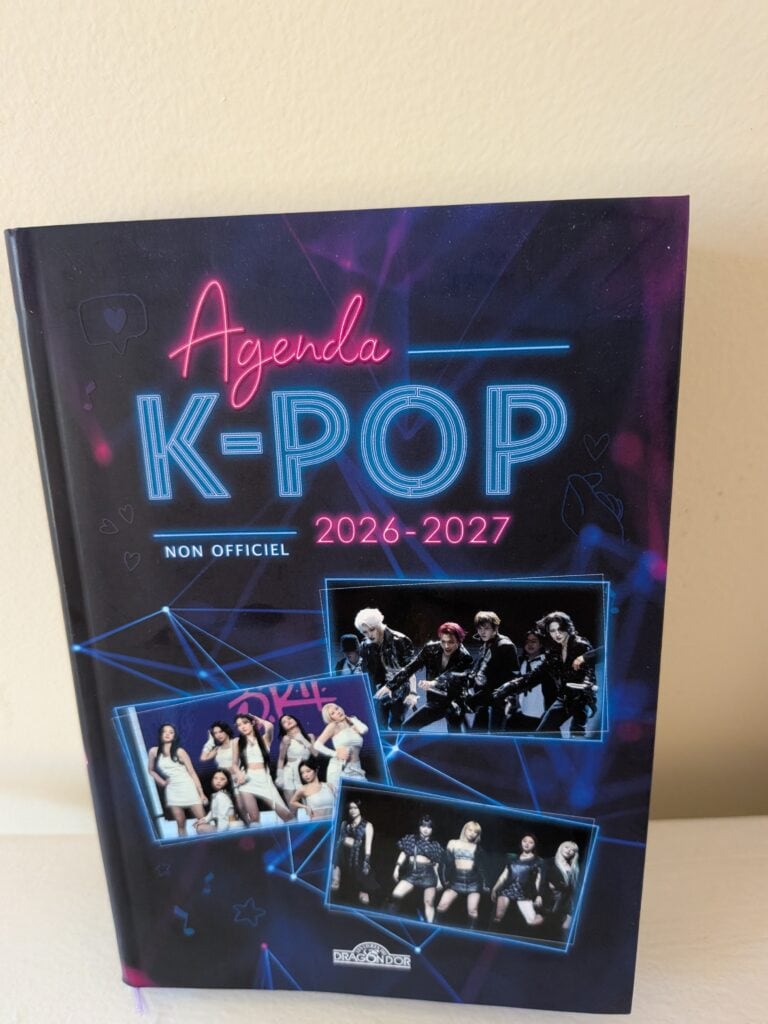 Agenda K-POP 2026-2027, guide non officiel avec photos de groupes de K-POP populaires, idéal pour fans et passionnés, couverture colorée et moderne.