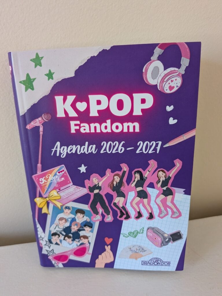 Agenda K-POP Fandom 2026-2021, carnet de notes coloré avec des illustrations de fans de K-POP, accessoires musicaux et photos de groupes célèbres, parfait pour organiser votre passion musicale.