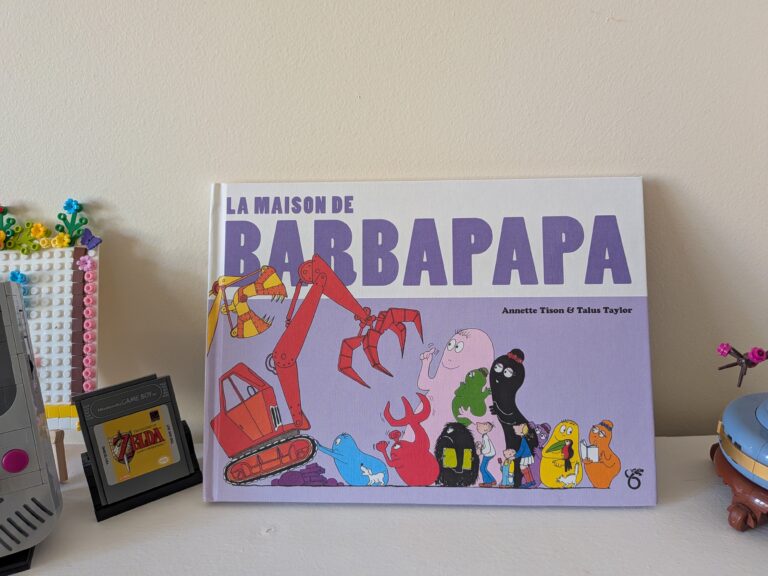 Couverture du livre La Maison de Barbapapa avec personnages colorés et une maison en arrière-plan, illustrant l'univers de Barbapapa pour enfants.