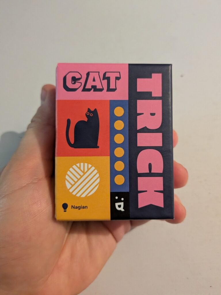Jeu de société Trick de chat avec design coloré et illustration de chat noir, idéal pour les amateurs de jeux de société et de jeux de stratégie.