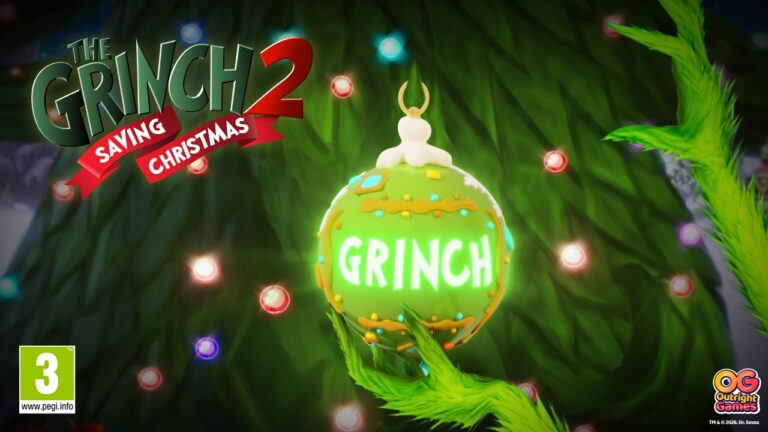 Décoration de Noël avec une boule de Noël verte portant le nom 'GRINCH' dans un décor festif avec des lumières colorées.