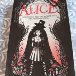 Couverture du livre "Alice" illustrée avec une jeune fille dans un décor féerique sombre, entourée d'arbres et de champignons, évoquant un monde magique et mystérieux.