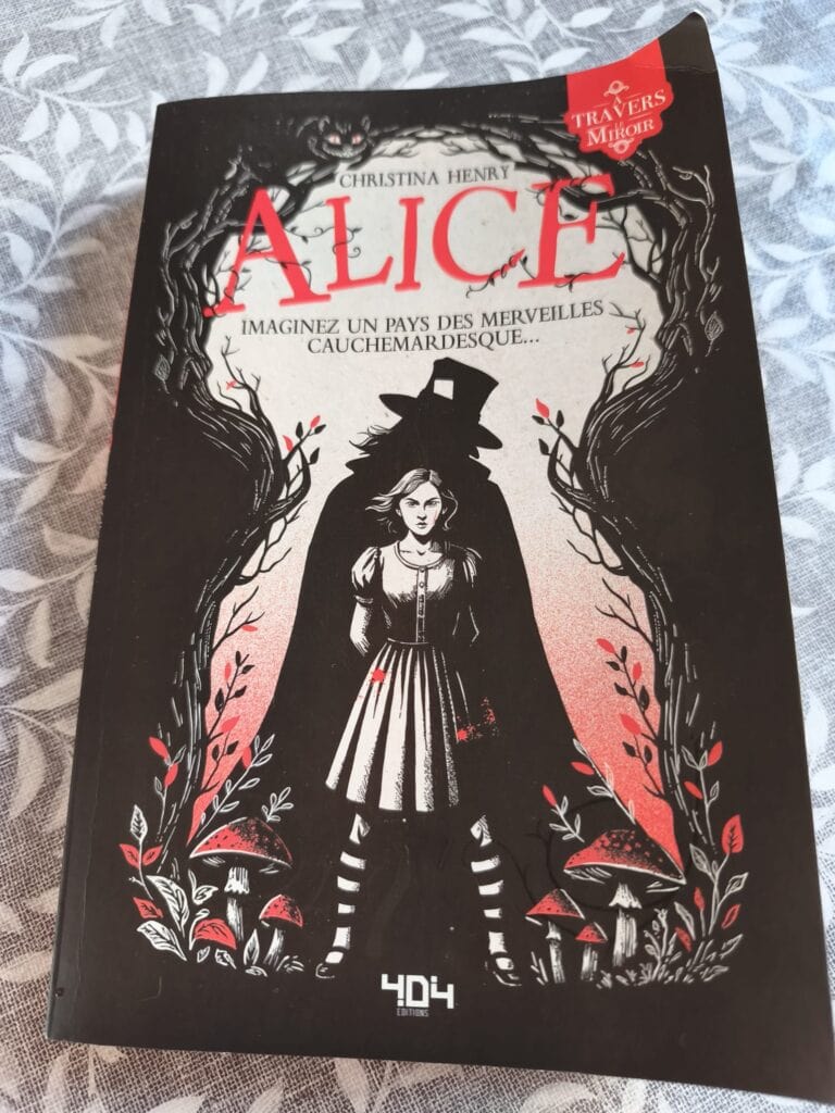 Couverture du livre "Alice" illustrée avec une jeune fille dans un décor féerique sombre, entourée d'arbres et de champignons, évoquant un monde magique et mystérieux.