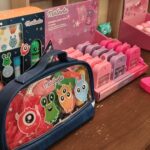 Accessoires pour enfants Air-Gaming avec motifs de monstres mignons et colorés.
