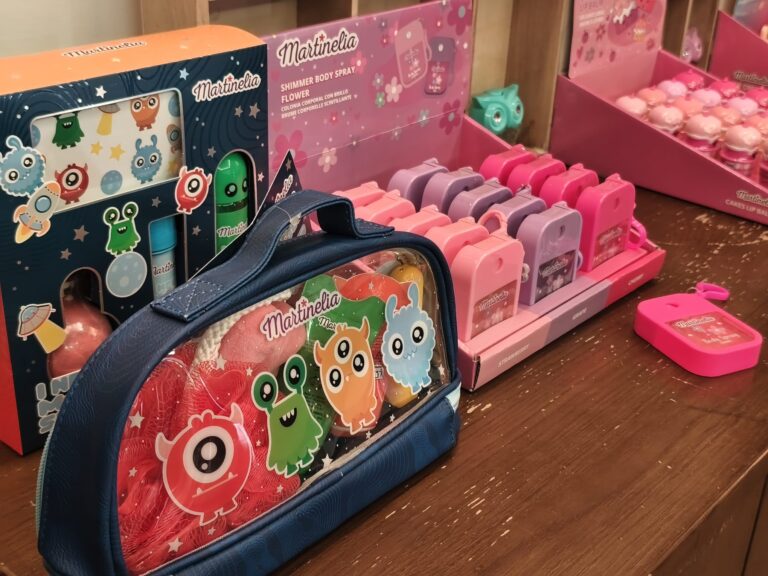 Accessoires pour enfants Air-Gaming avec motifs de monstres mignons et colorés.