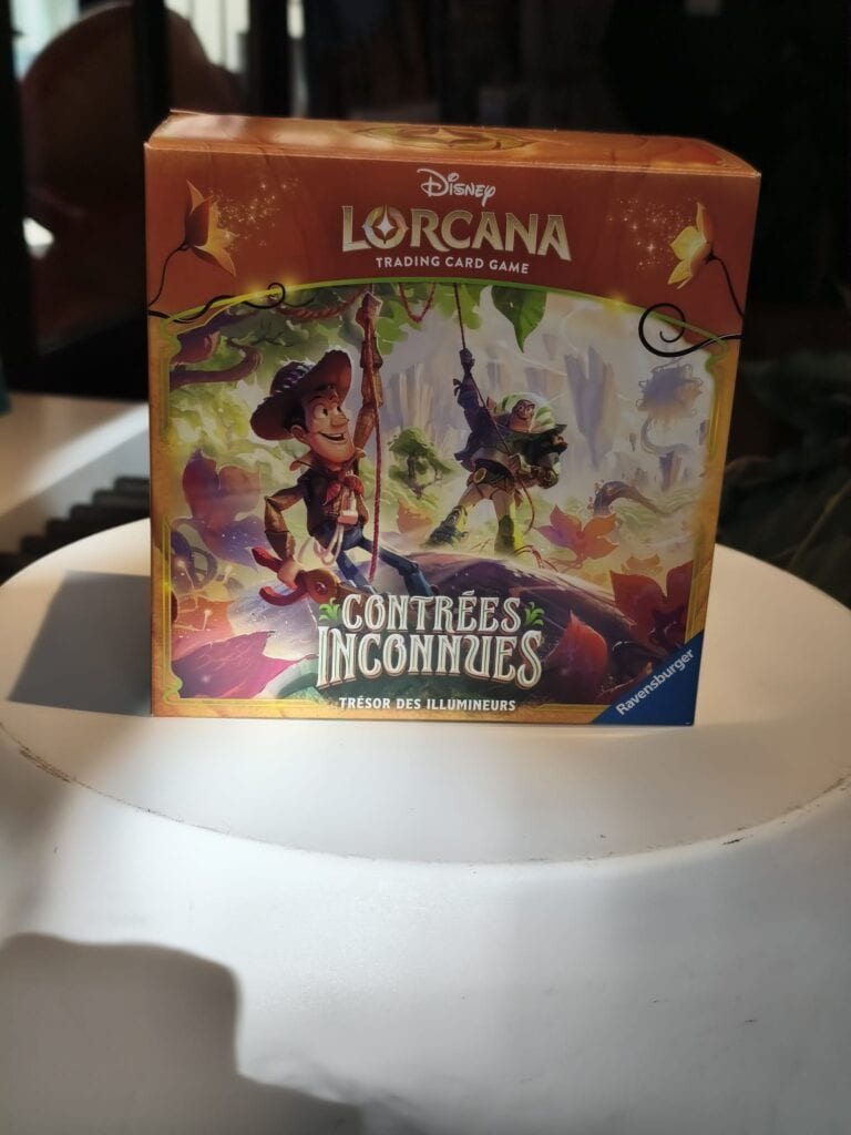 Jeu de cartes à collectionner Disney Lorcana, avec personnages magiques et illustrés, parfait pour les fans de Disney et les collectionneurs de jeux de cartes stratégiques.