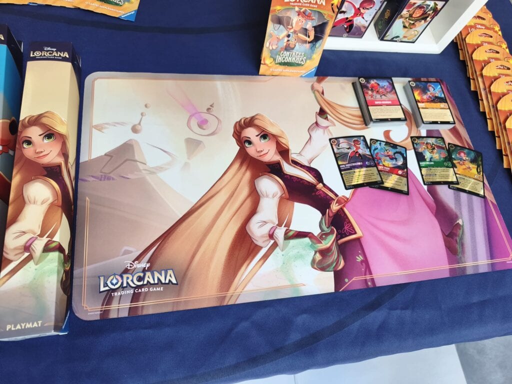 Jeu de cartes Disney LORCANA avec Rapunzel, figurines, et accessoires pour collectionneurs et fans de Disney.