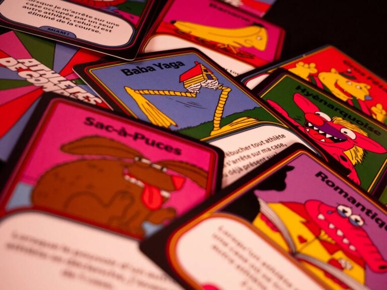 Jeu de cartes de société avec illustrations vives et personnages amusants, parfait pour les amateurs de jeux de société et de divertissement familial.