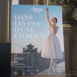 Affiche de l'exposition 'Dans les pas d'une étoile' à l'Opéra de Paris, présentant une ballerine en tutu blanc en pose élégante.