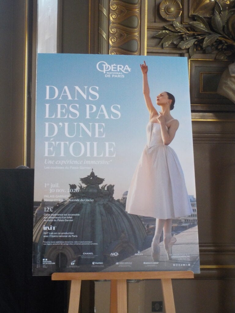 Affiche de l'exposition 'Dans les pas d'une étoile' à l'Opéra de Paris, présentant une ballerine en tutu blanc en pose élégante.
